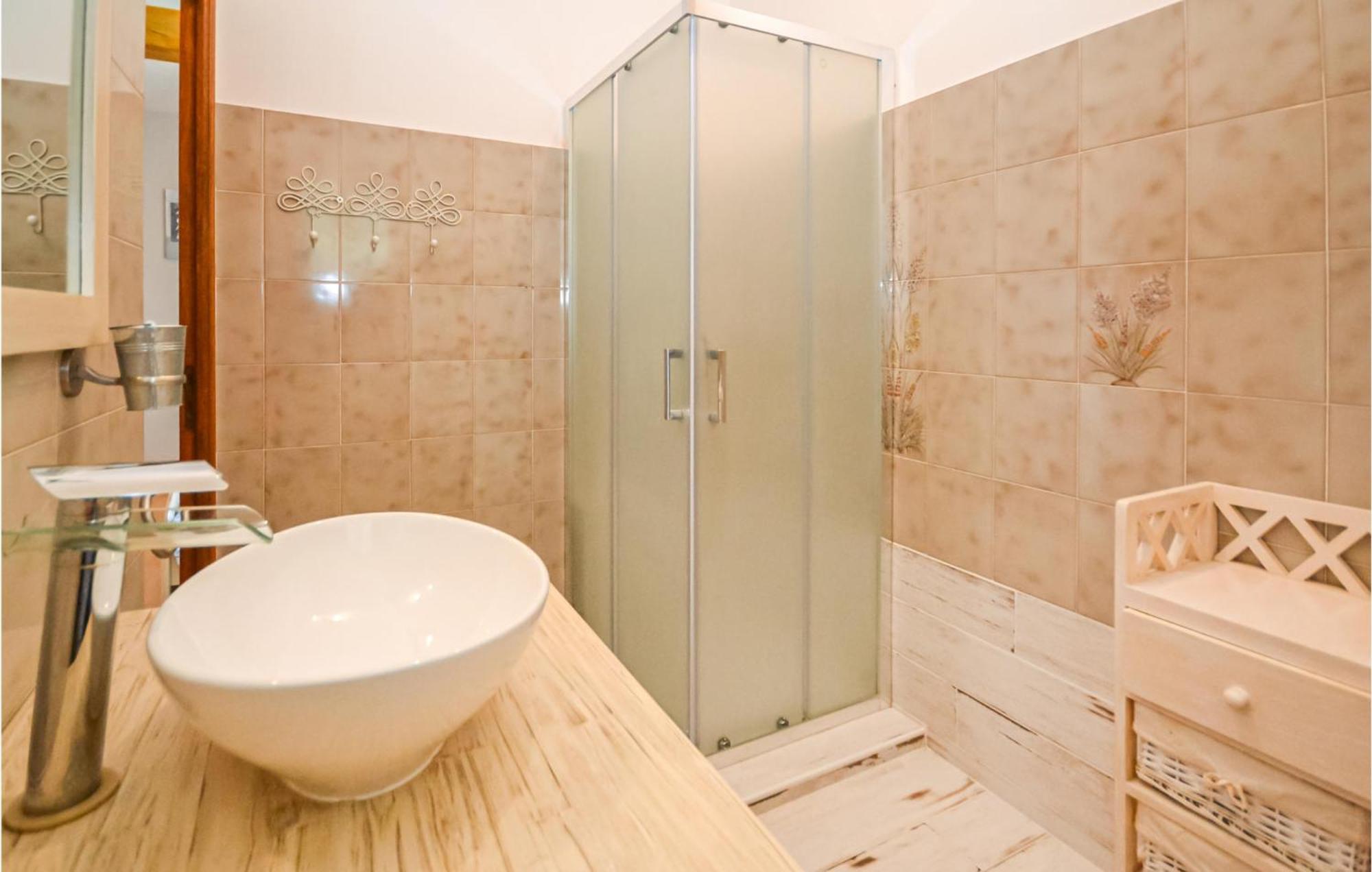 1 Bedroom Pet Friendly Home In Entrechaux Phòng bức ảnh